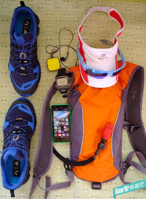 跑前准备。adidas TERREX SWIFT R GTX 山地越野鞋，水袋，手机，眼镜，跑表，耳机。