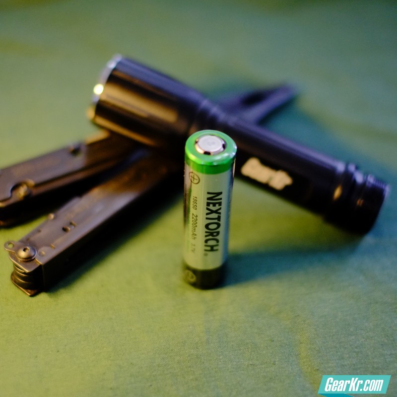 电筒搭配一枚18650锂离子电池。18650是锂离子电池的鼻祖。是日本索尼公司当年为了节省成本而定下的一种标准性的锂离子电池型号，其中18表示直径为18mm，65表示长度为65mm，0表示为圆柱形电池。常见的18650电池分为锂离子电池、磷酸铁锂电池。锂离子电池电压为3.6V和4.2V，磷酸铁锂电池电压为3.2V，容量通常为1200MAH-3000MAH，常见容量为2200mAh-3600mAh。