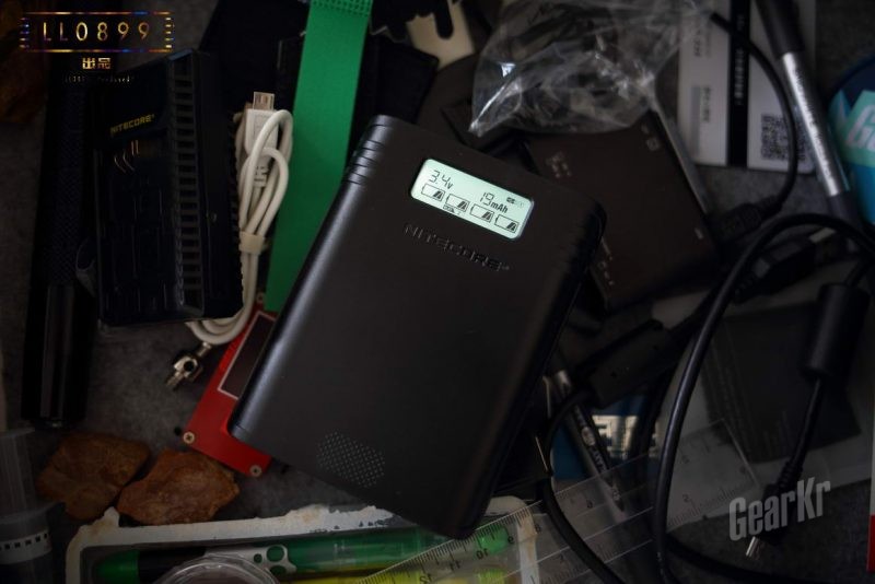 黑漆漆的大电仓来了nitecore f4可换电池充电宝评测